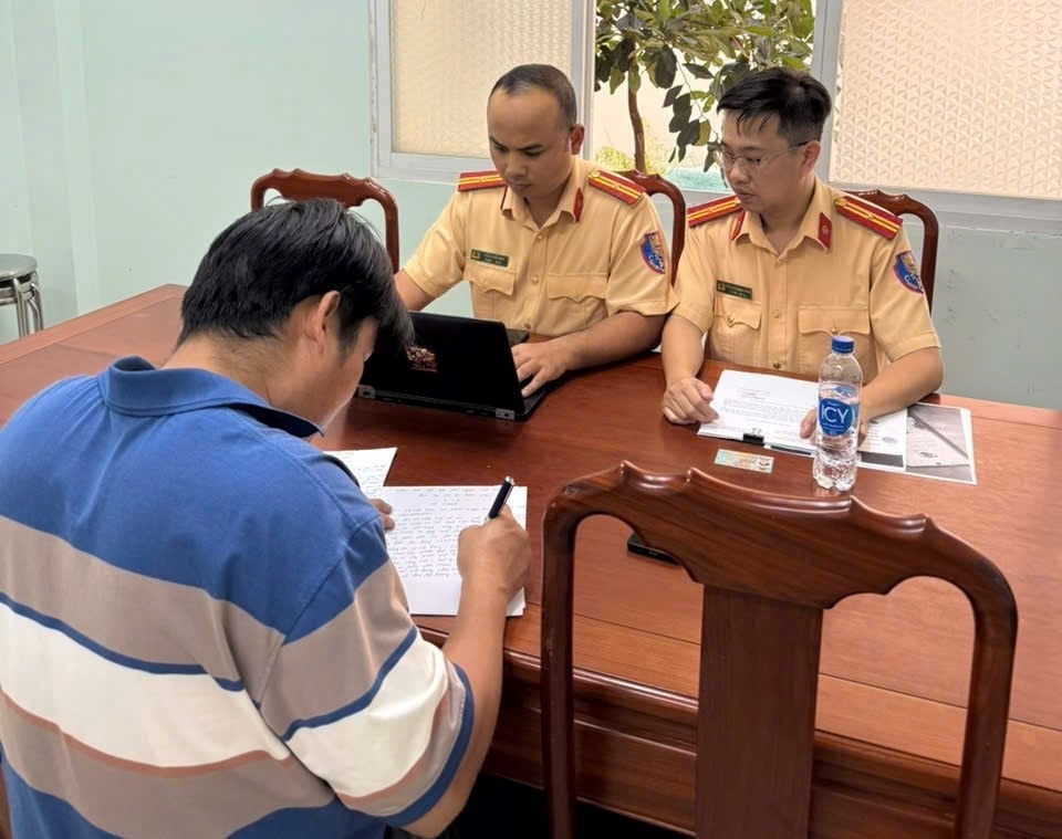 CSGT làm việc với người đăng tin sai sự thật. csgt1.jpg