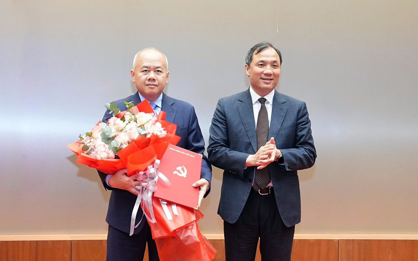 Phó Trưởng Ban Thường trực Ban Tổ chức Trung ương trao quyết định, tặng hoa chúc mừng ông Đỗ Thành Trung. Ảnh: Đàm Thanh pho-bi-thu-1.jpg