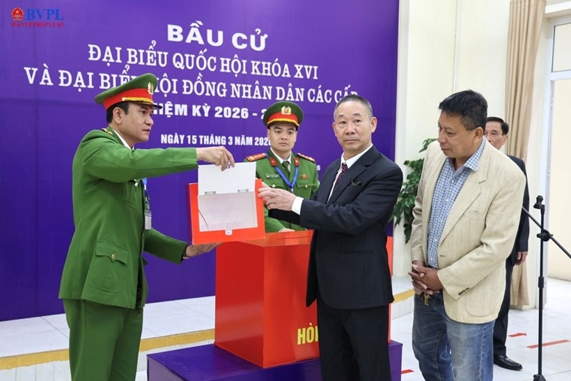 Kiểm tra hòm phiếu trước khi bầu cử. 125a4296.jpg