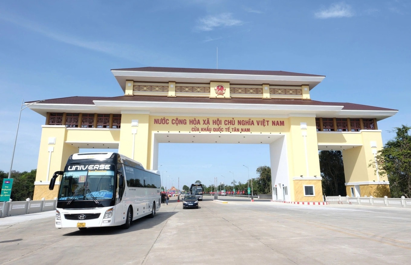 Cửa khẩu quốc tế Tân Nam. Nguồn ảnh: VnExpress Cửa khẩu quốc tế Tân Nam. Nguồn ảnh: VnExpress