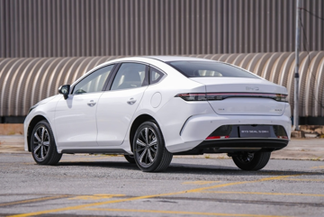 Đã bán mẫu sedan 'kình địch' của Toyota Vios ‘xăng ăn như ngửi’ chỉ tốn 3,8L/100km: Có thêm cổng cắm điện giúp giảm áp lực xăng tăng giá, thiết kế đẹp, đa túi khí cùng phanh khẩn cấp