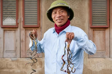 Người đàn ông Việt Nam lập kỷ lục thế giới với bộ móng tay 'dị': 35 năm không cắt, chỉ nhờ vợ làm giúp 2 việc này