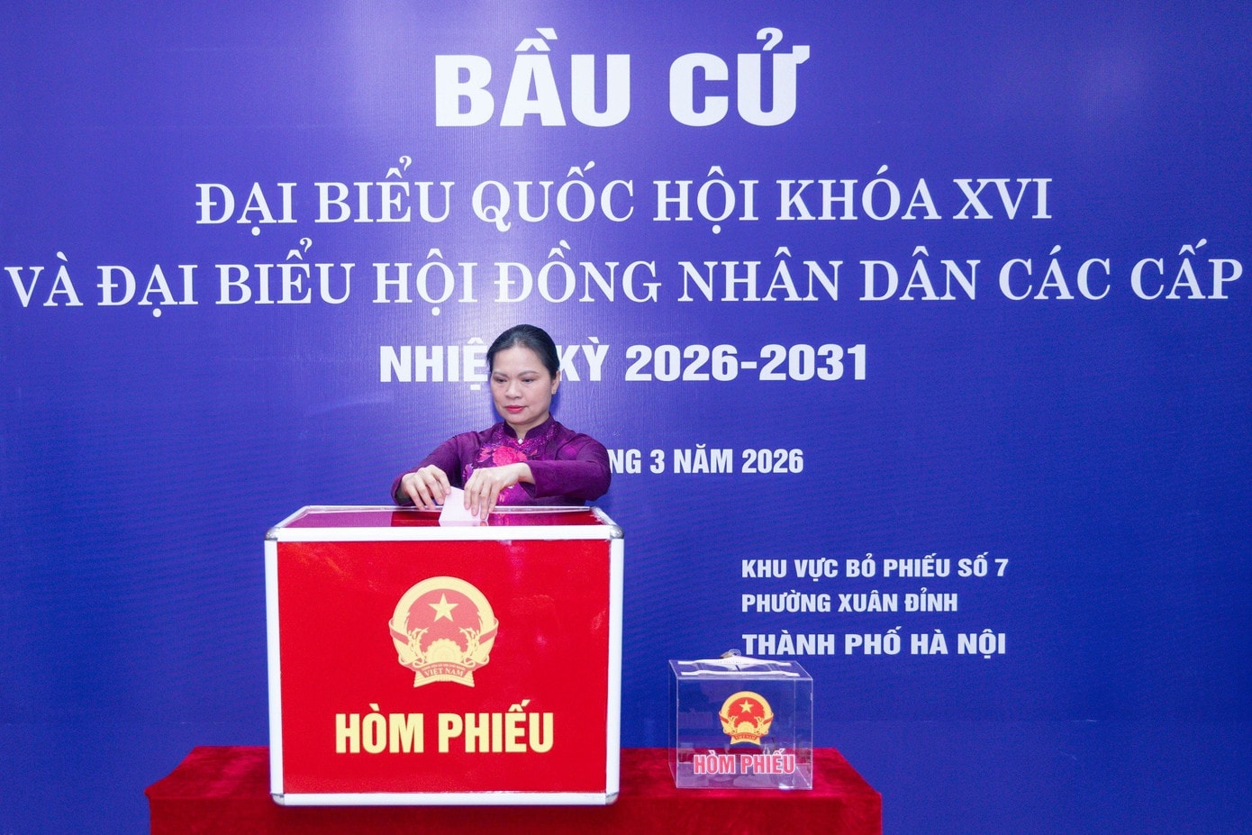 Phó Chủ tịch, Tổng Thư ký Ủy ban Trung ương MTTQ Việt Nam Hà Thị Nga bỏ phiếu bầu cử. tienphong-153mttq6.jpg