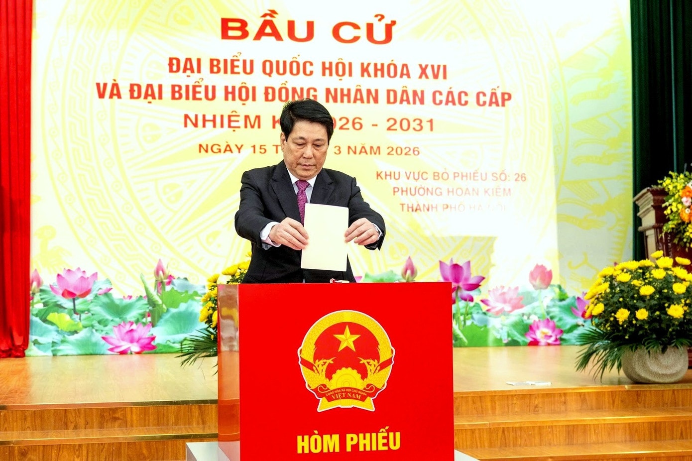 Chủ tịch nước Lương Cường bỏ phiếu bầu cử tại khu vực bỏ phiếu số 26, phường Hoàn Kiếm, TP. Hà Nội. tcct-6.jpg