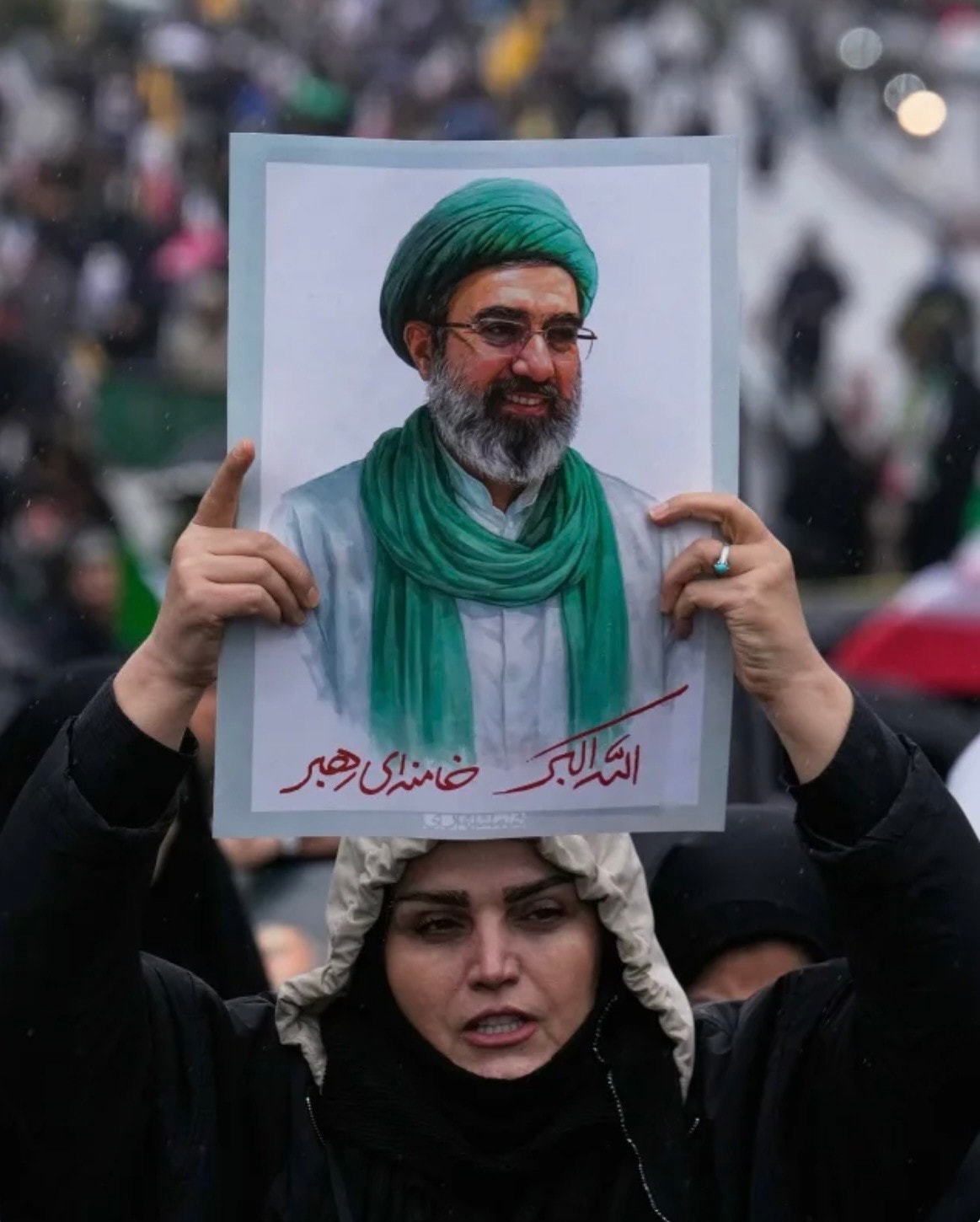 Một phụ nữ cầm áp phích có chân dung tân Lãnh tụ tối cao Iran trong cuộc tuần hành ở Tehran, ngày 13/3. (Ảnh: AP) img-0365.jpg