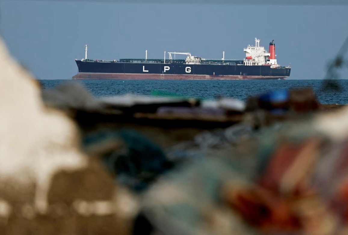 Một tàu chở khí tự nhiên hoá lỏng đi qua eo biển Hormuz. (Ảnh: Reuters) img-0397.jpg