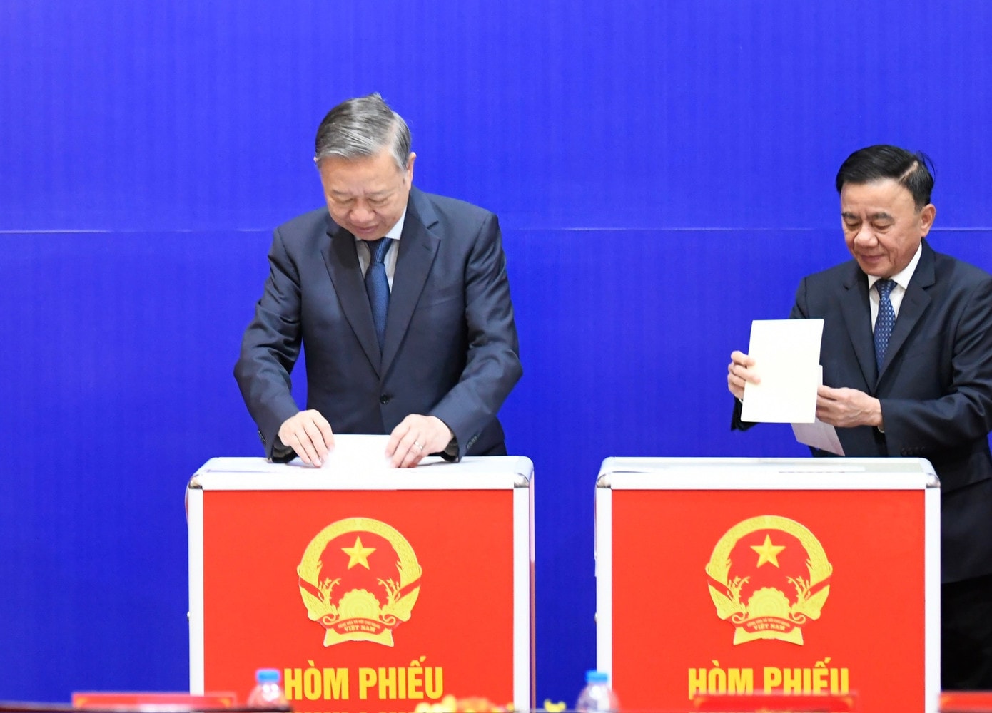 Tổng Bí thư Tô Lâm và Thường trực Ban Bí thư Trần Cẩm Tú bỏ phiếu. Ảnh: Như Ý. tienphong-153tbt1.jpg