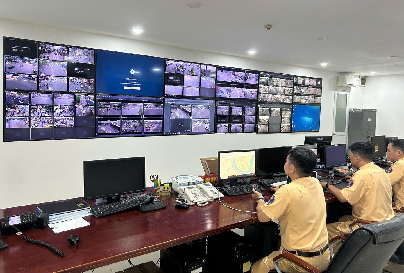CSGT vận hành camera xử phạt giao thông. z7626096871505-e93416a8082728ed2fc9ba7588a4a599.jpg