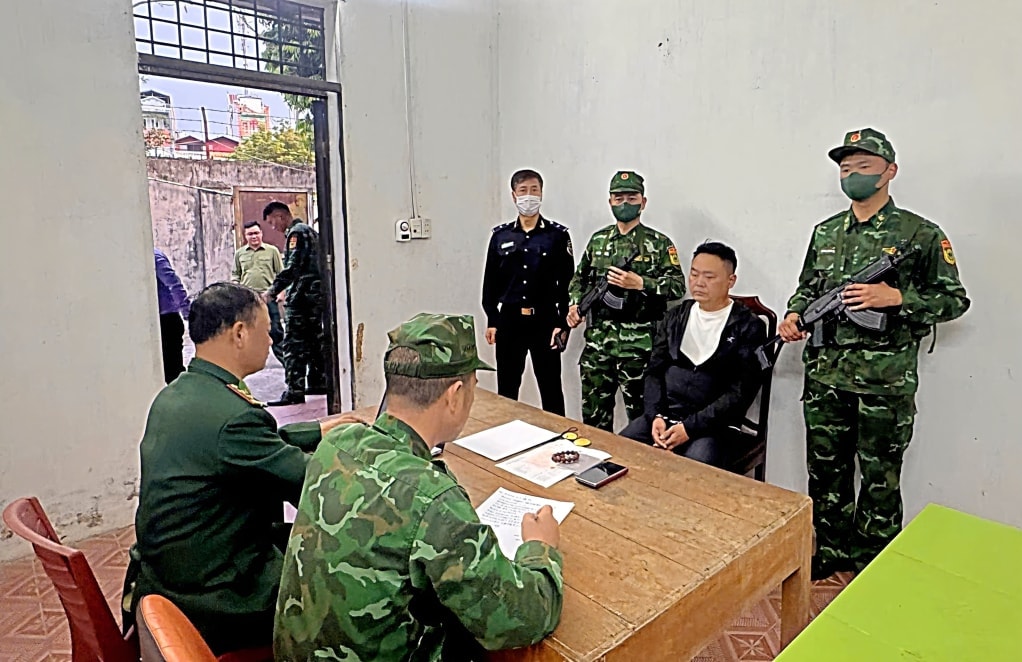 Lực lượng chức năng Việt Nam đang thực hiện lấy lời khai của đối tượng