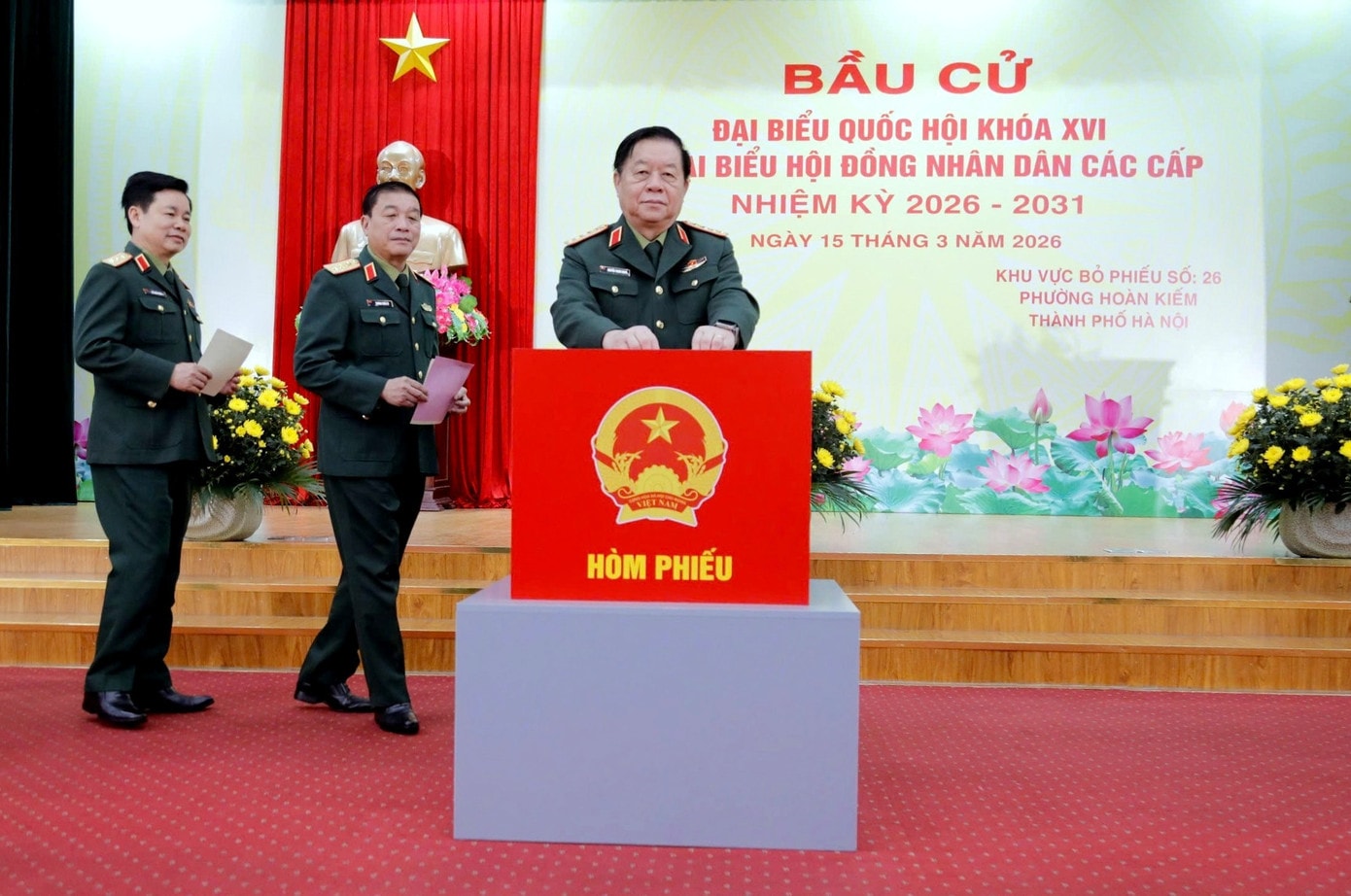 Đại tướng Nguyễn Trọng Nghĩa và các lãnh đạo Tổng cục Chính trị bỏ phiếu bầu cử tại khu vực bỏ phiếu số 26. tcct-5.jpg