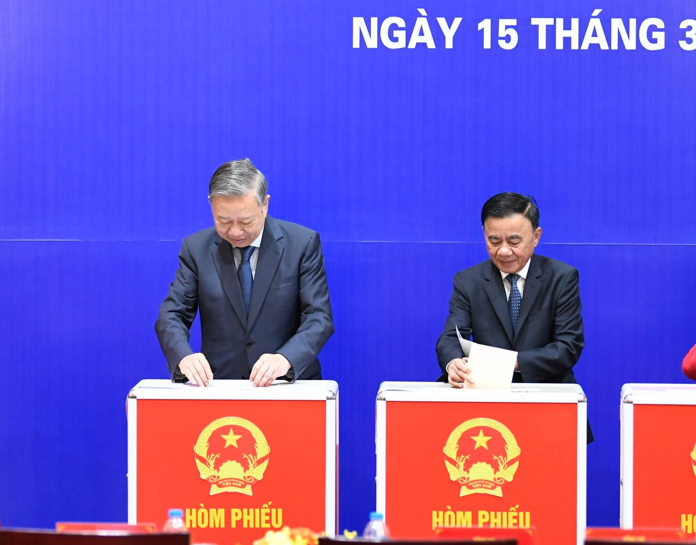 Tổng Bí thư Tô Lâm cùng các đồng chí lãnh đạo Đảng, Nhà nước bỏ phiếu bầu cử ngay sau phiên khai mạc. 153bc4.jpg
