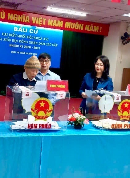 Cụ Nguyễn Trọng Khiển, 100 tuổi, là cử tri đầu tiên bỏ phiếu tại điểm bầu cử của tổ dân phố số 39 và 40. Bà Lâm Thị Phương Thanh - Ủy viên Trung ương Đảng, Thứ trưởng thường trực Bộ Văn hóa, Thể thao và Du lịch là người thứ hai. 649214009-1634615011290937-85000891261552180-n.jpg