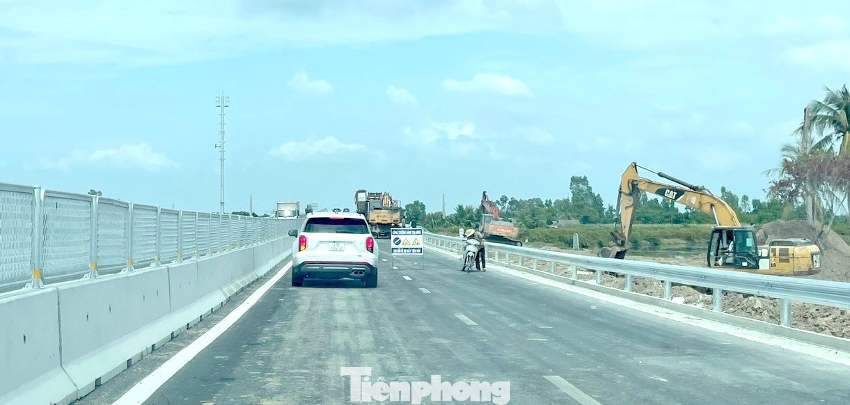Cao tốc Hậu Giang - Cà Mau vừa thi công vừa khai thác, tiềm ẩn nhiều rủi ro về an toàn giao thông, vừa làm chậm tiến độ hoàn thiện các hạng mục còn lại. tp-cao-toc-ca-mau-can-tho-2.jpg