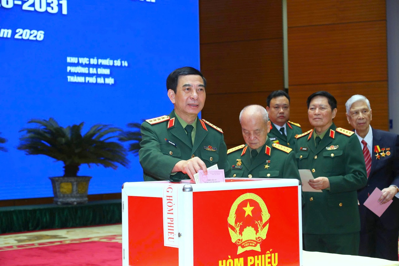 Đại tướng Phan Văn Giang bỏ phiếu bầu cử tại khu vực bỏ phiếu số 14, phường Ba Đình, TP. Hà Nội. bqp-2.jpg