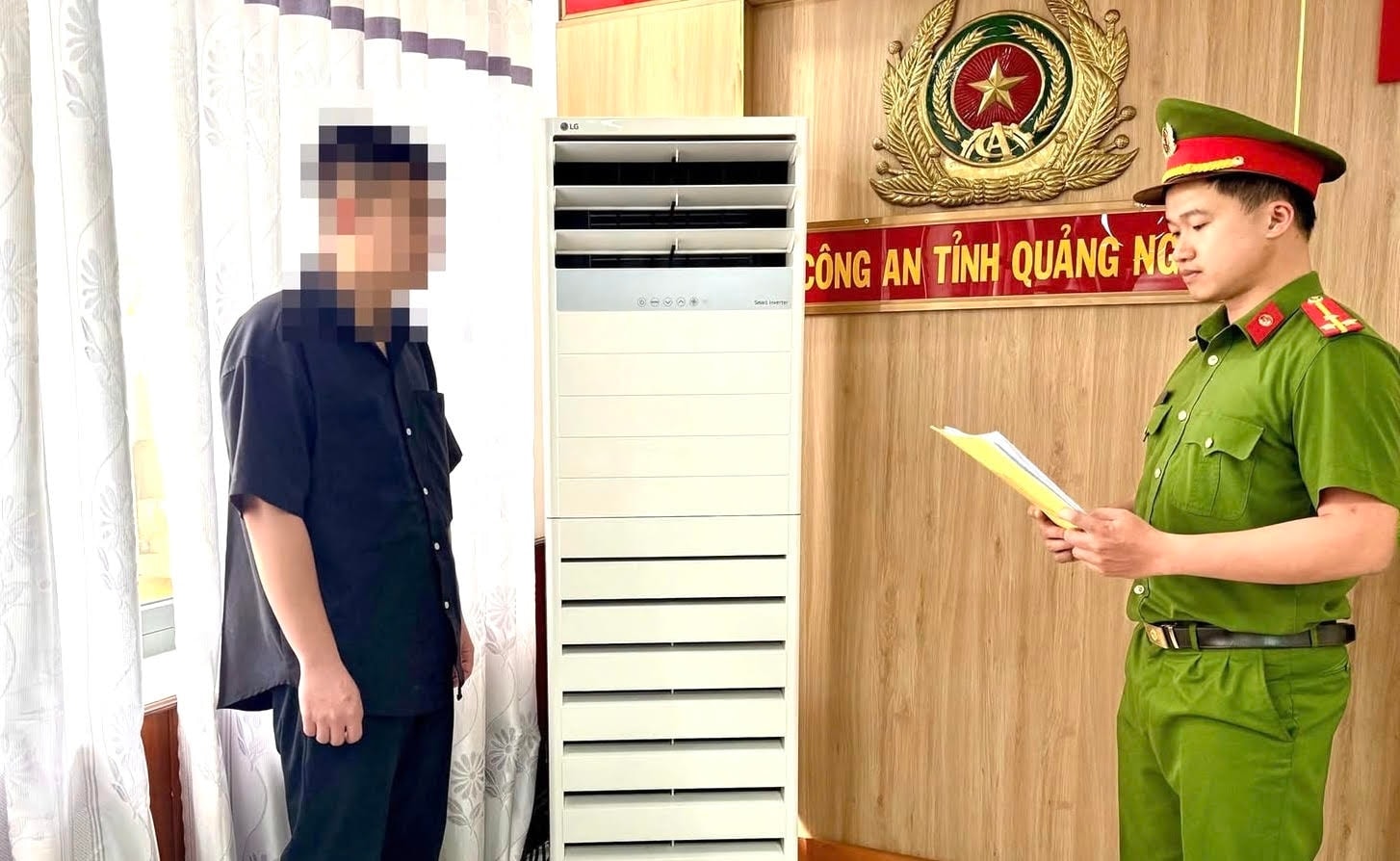 Công an thực hiện bắt tạm giam bị can Nguyễn Gia Bảo. Ảnh