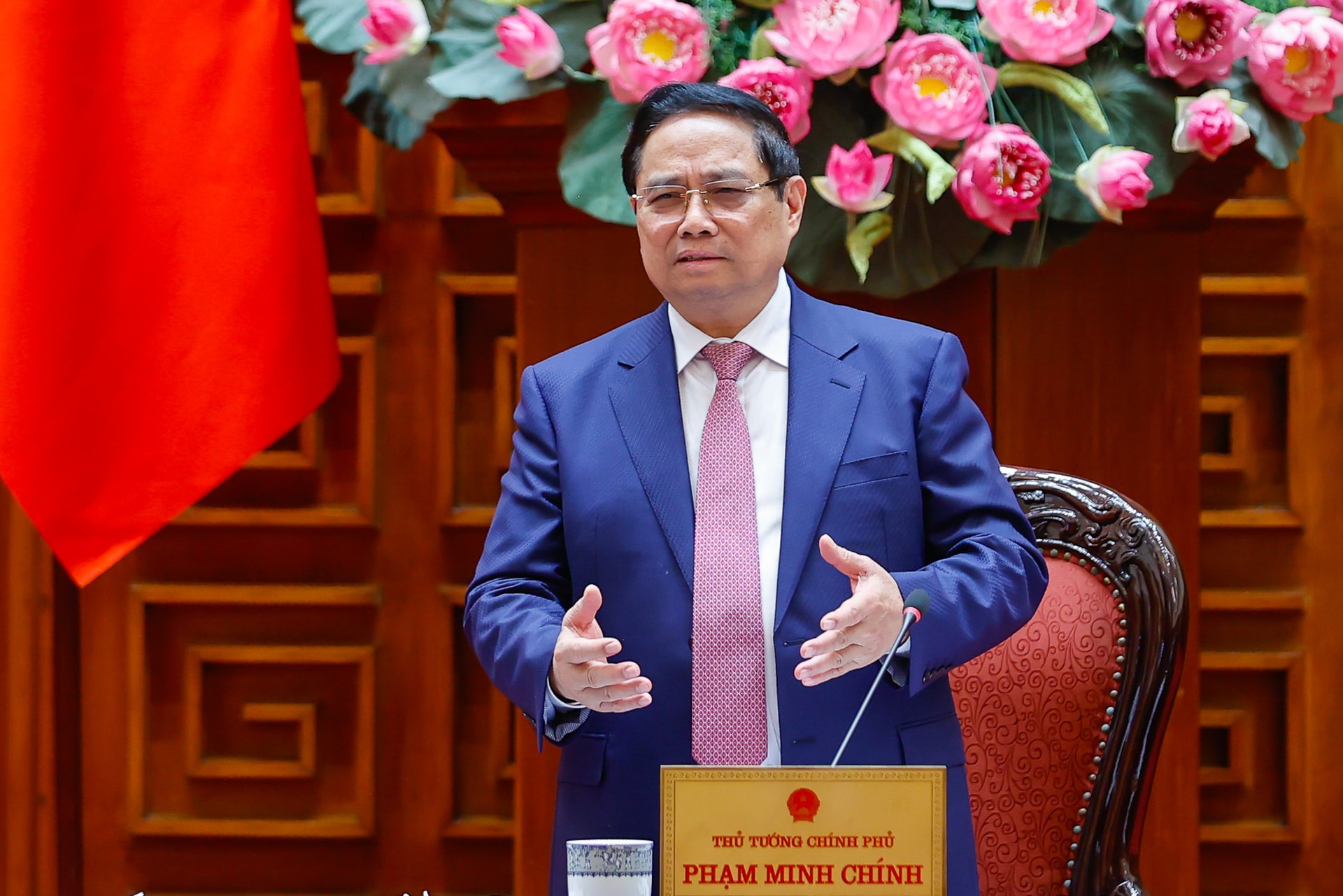 Thủ tướng: Dứt khoát không để thiếu xăng dầu trong mọi trường hợp; xem xét bố trí ngân sách để hỗ trợ bình ổn giá- Ảnh 2.