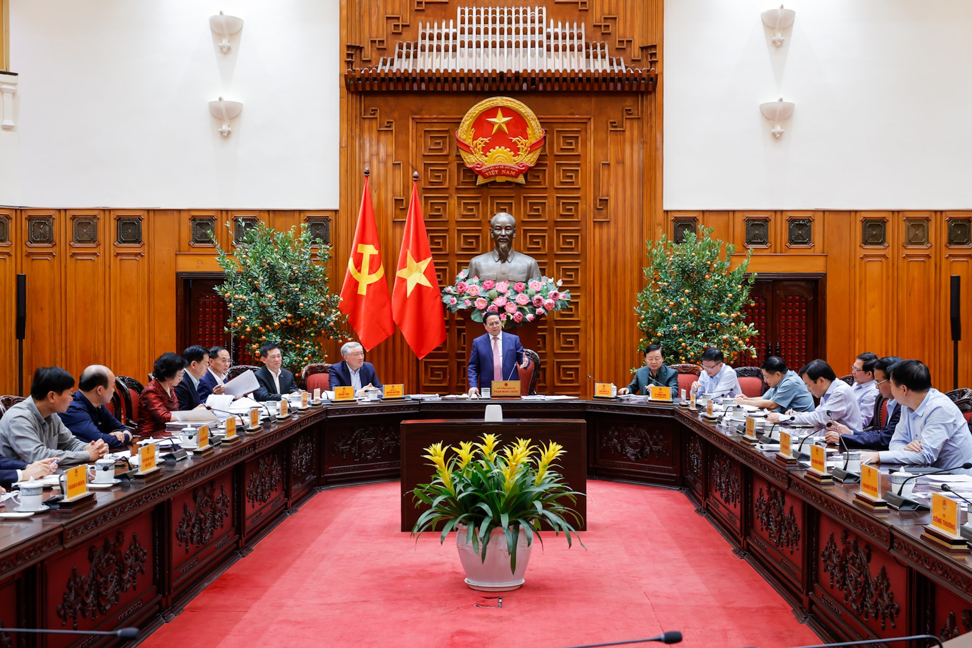Thủ tướng: Dứt khoát không để thiếu xăng dầu trong mọi trường hợp; xem xét bố trí ngân sách để hỗ trợ bình ổn giá- Ảnh 1.