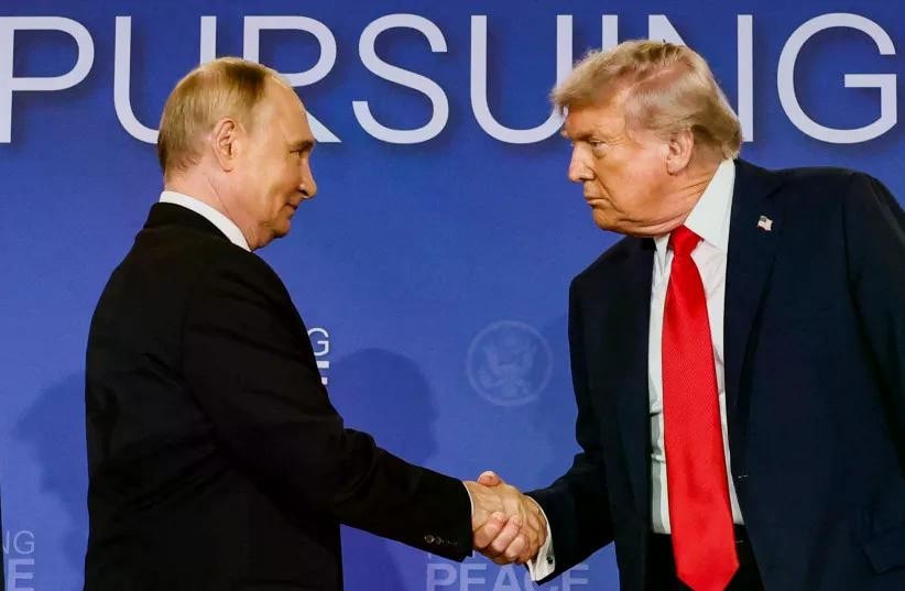 Tổng thống Nga Vladimir Putin (trái) và Tổng thống Mỹ Donald Trump (phải). tt.jpg