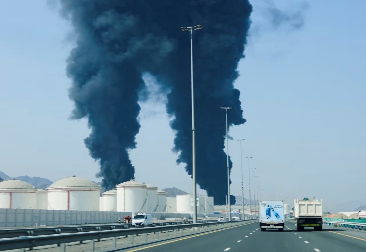Khói bốc lên tại khu công nghiệp dầu mỏ Fujairah, UAE hôm 14/3. Ảnh: Reuters d939e8d7-6932-4bf1-8473-1b63646edc1f.jpg