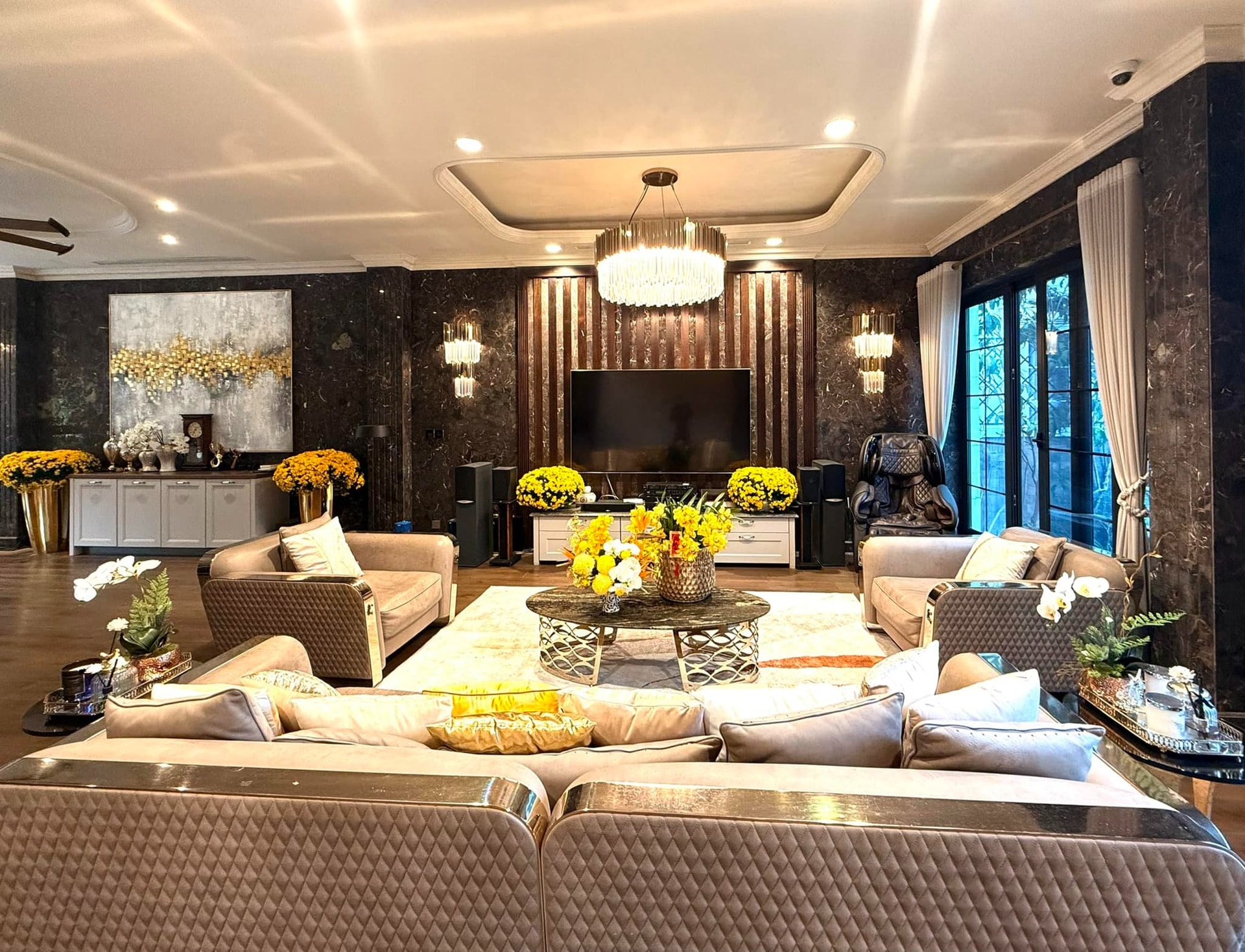 Biệt thự bạc tỷ 600m2 của 'phú bà showbiz Việt': Tọa lạc ở khu đắt đỏ bậc nhất Hà Nội, nội thất nhập khẩu châu Âu- Ảnh 8. Biệt thự bạc tỷ 600m2 của 'phú bà showbiz Việt': Tọa lạc ở khu đắt đỏ bậc nhất Hà Nội, nội thất nhập khẩu châu Âu- Ảnh 8.