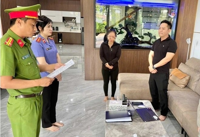 Lực lượng chức năng tống đạt quyết định khởi tố bị can Nguyễn Ngọc Liên.