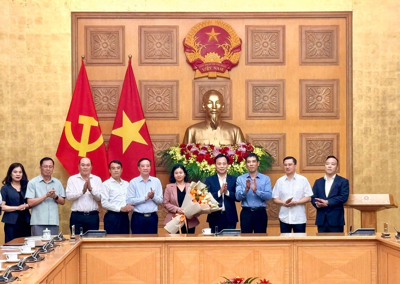 Các đại biểu tặng hoa chúc mừng bà Nguyễn Thị Tuyến. Ảnh: VGP 173ducp.jpg