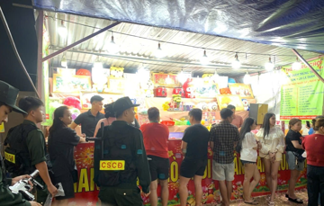 Bắt nóng 19 đối tượng ngay tại hội chợ