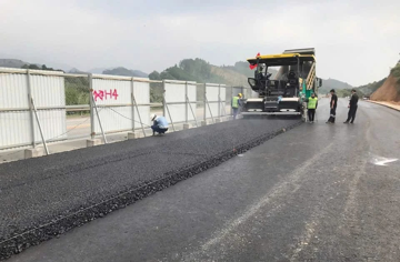 Sắp thảm nhựa tạo nhám, chống trơn trượt cao tốc Nội Bài - Lào Cai