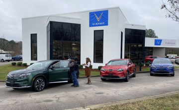‘Trùm’ buôn xe Mercedes tại Việt Nam khởi động thương vụ thâu tóm chuỗi phân phối xe VinFast