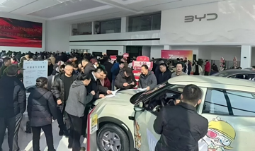 Xe điện sạc nhanh như đổ xăng là có thật? Khách kéo đến chật cứng tại đại lý BYD để kiểm chứng 2 điều