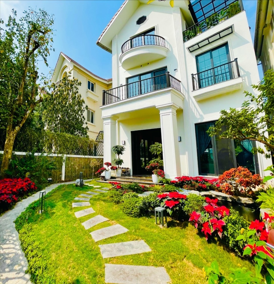 Biệt thự bạc tỷ 600m2 của 'phú bà showbiz Việt': Tọa lạc ở khu đắt đỏ bậc nhất Hà Nội, nội thất nhập khẩu châu Âu- Ảnh 2. Biệt thự bạc tỷ 600m2 của 'phú bà showbiz Việt': Tọa lạc ở khu đắt đỏ bậc nhất Hà Nội, nội thất nhập khẩu châu Âu- Ảnh 2.