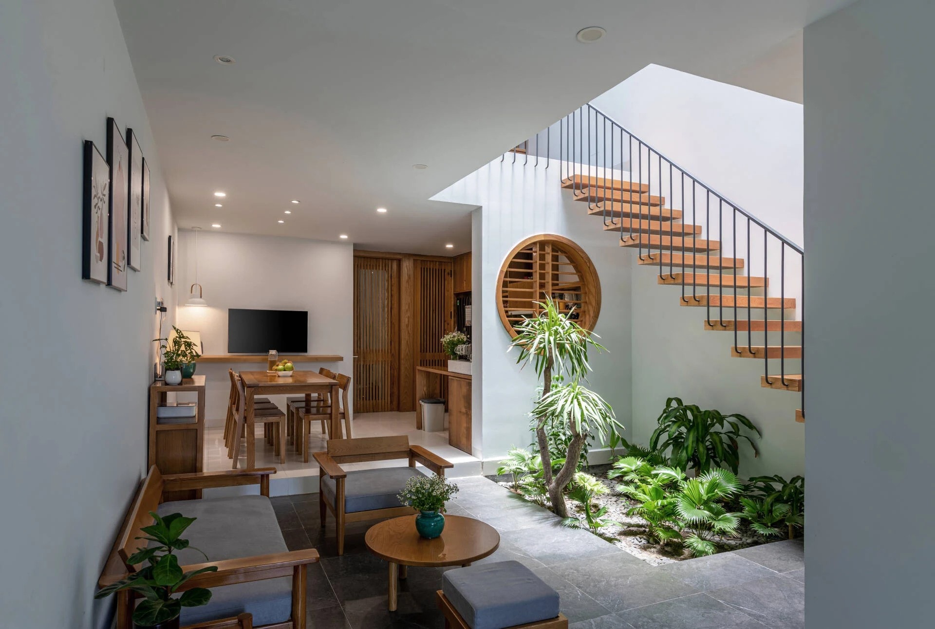 Tận hưởng không gian sống xanh trong ngôi nhà 3 tầng với thiết kế đặc - rỗng đan xen độc đáo- Ảnh 4. Tận hưởng không gian sống xanh trong ngôi nhà 3 tầng với thiết kế đặc - rỗng đan xen độc đáo- Ảnh 4.