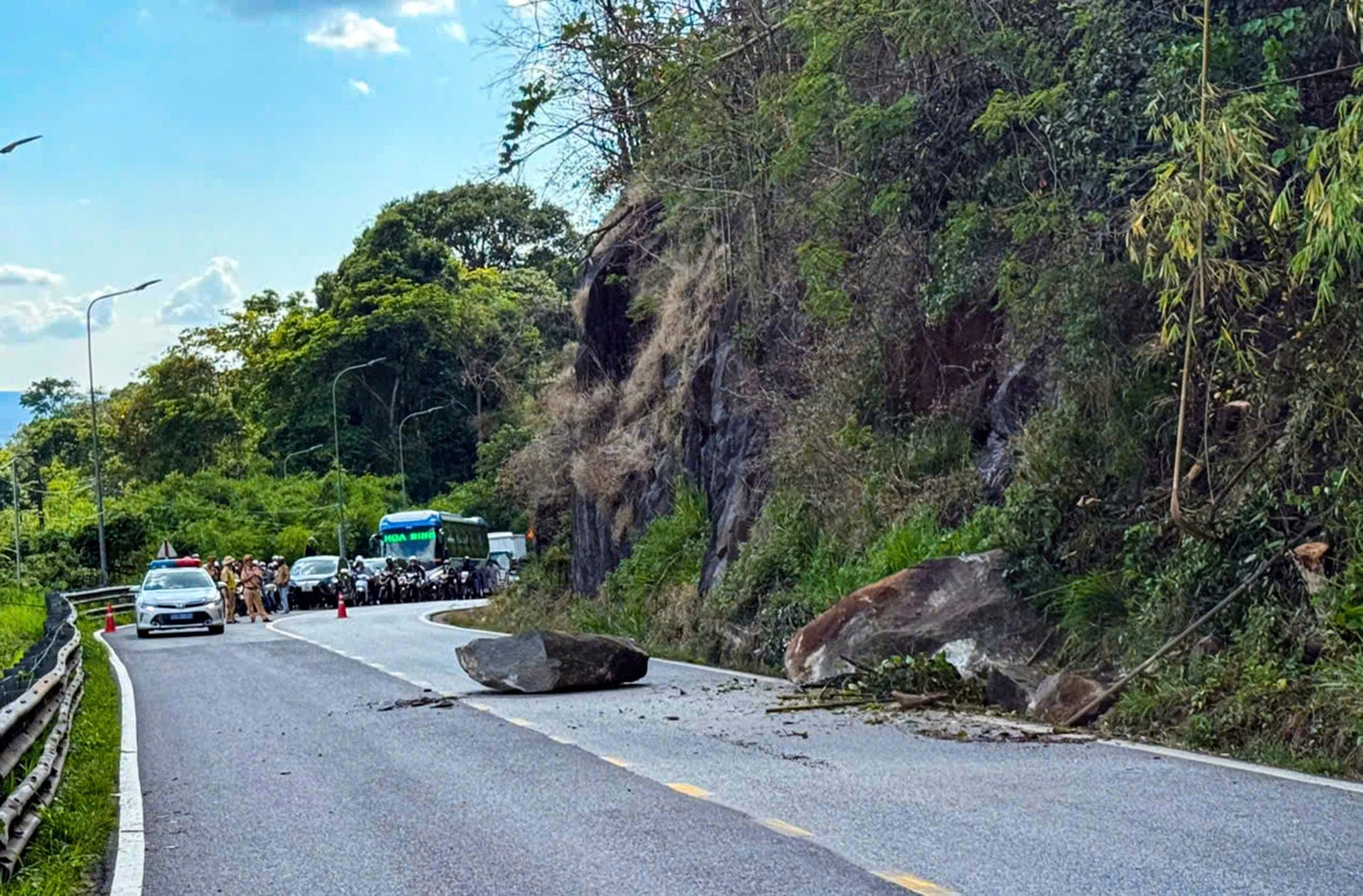 Hiện trường phát hiện khối đá. z7626386343158-b5db7235e864c59b8af1bdf9e0815653.jpg