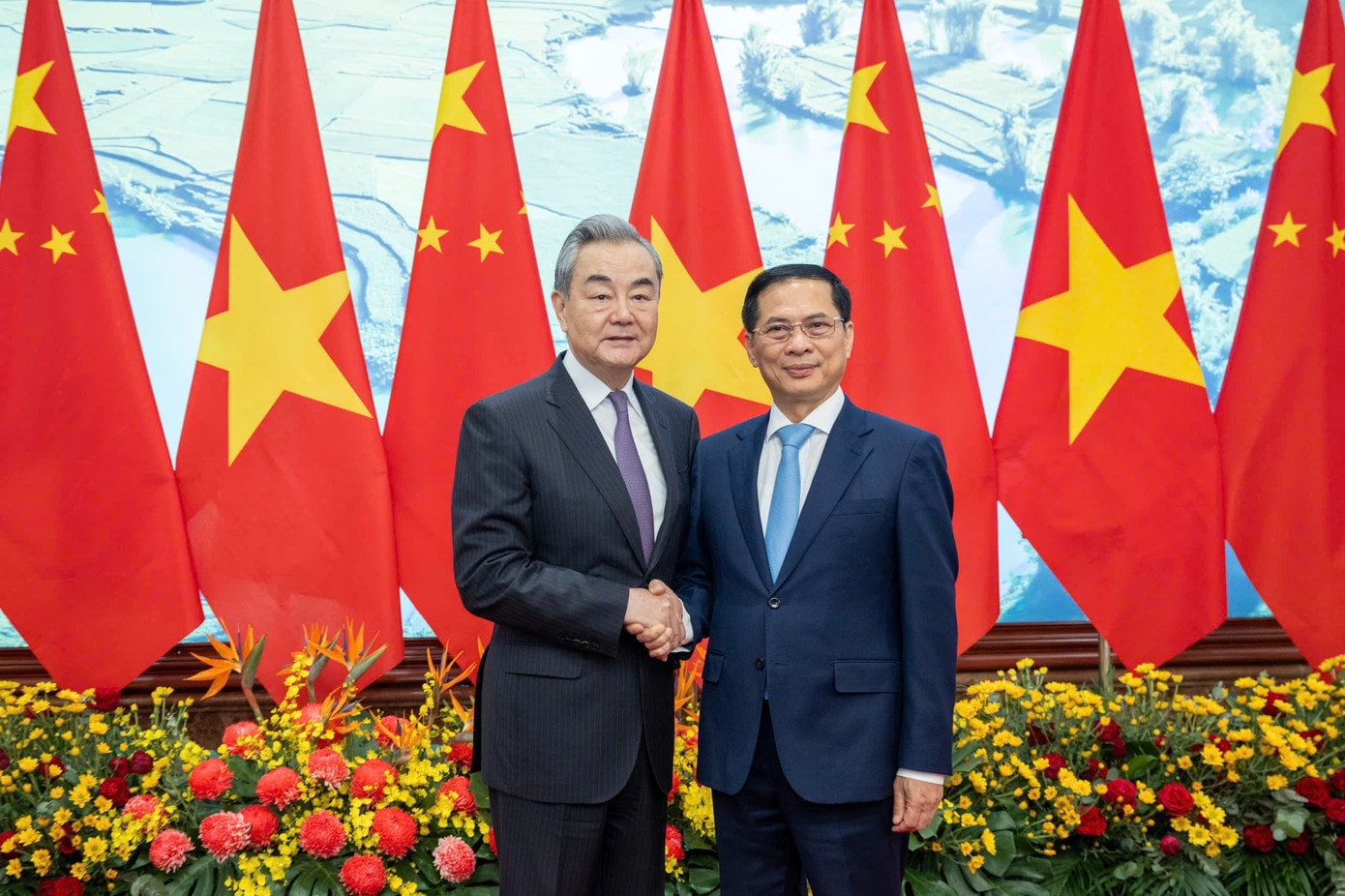 Phó Thủ tướng Bùi Thanh Sơn và Bộ trưởng Ngoại giao Trung Quốc Vương Nghị chụp ảnh chung trước khi đồng chủ trì phiên họp. Ảnh: Như Ý. vuong-nghi-2.jpg