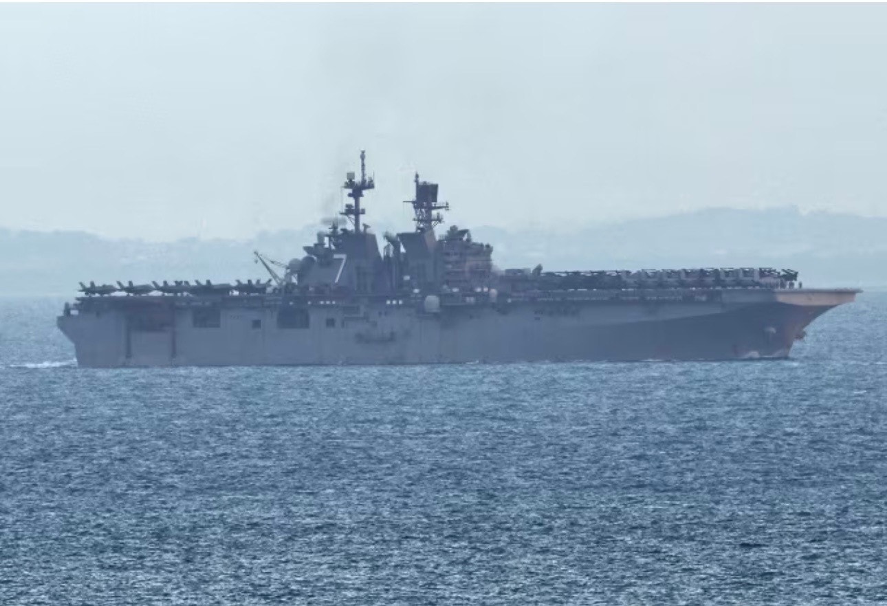 Tàu tấn công đổ bộ USS Tripoli đi qua eo biển Singapore, ngày 17/3. (Ảnh: Reuters) img-0431.jpg