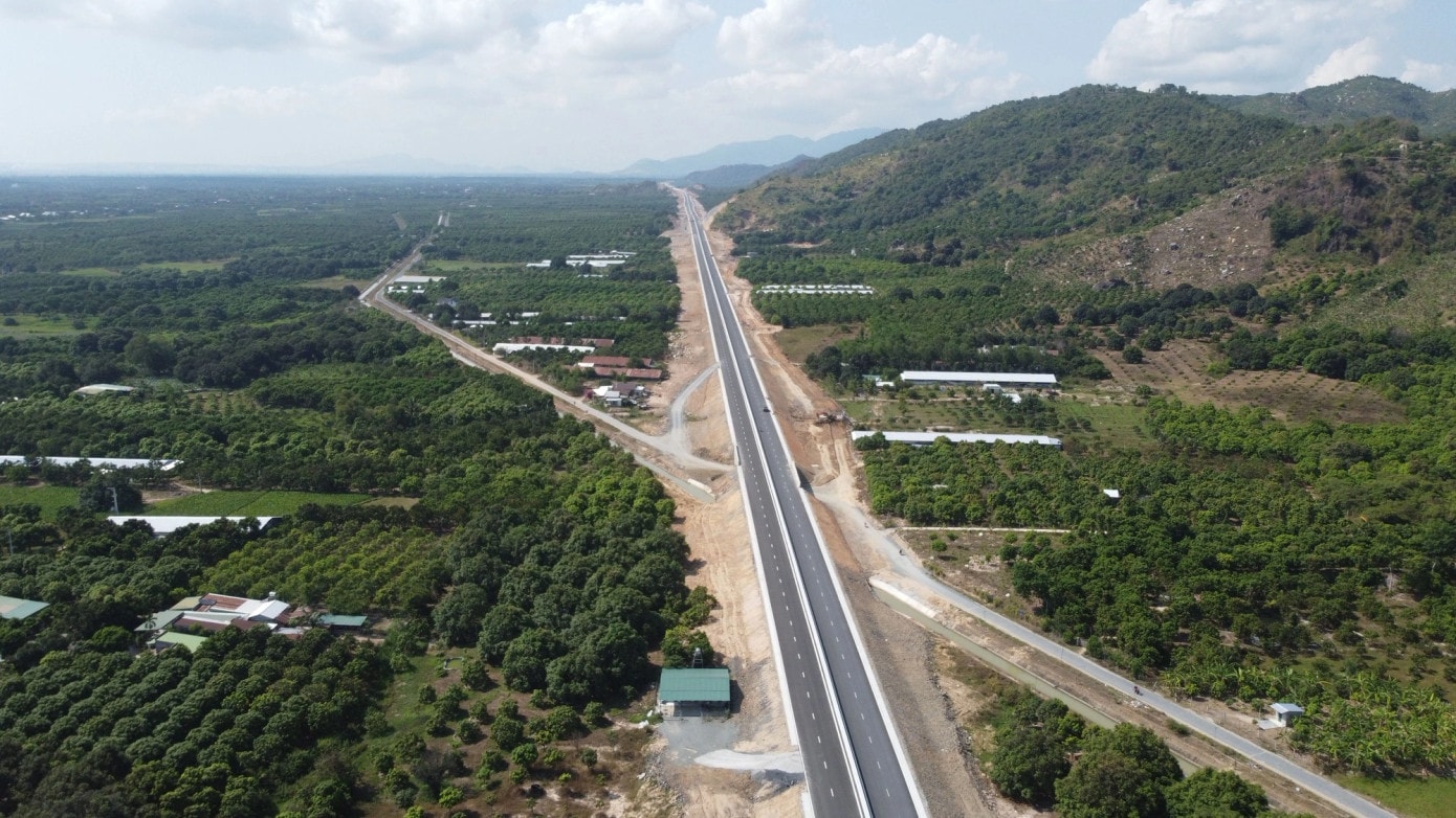 Hạ tầng giao thông ngày càng hoàn thiện, tạo lợi thế cho Khánh Hòa thu hút đầu tư vào các lĩnh vực công nghiệp, đô thị và dịch vụ. cao-toc.jpg