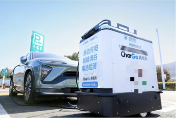 Robot sạc 'biết chạy' giải bài toán thiếu trạm sạc ở chung cư cũ: Xe điện chỉ cần đỗ, trụ sạc tự tìm đến tận nơi