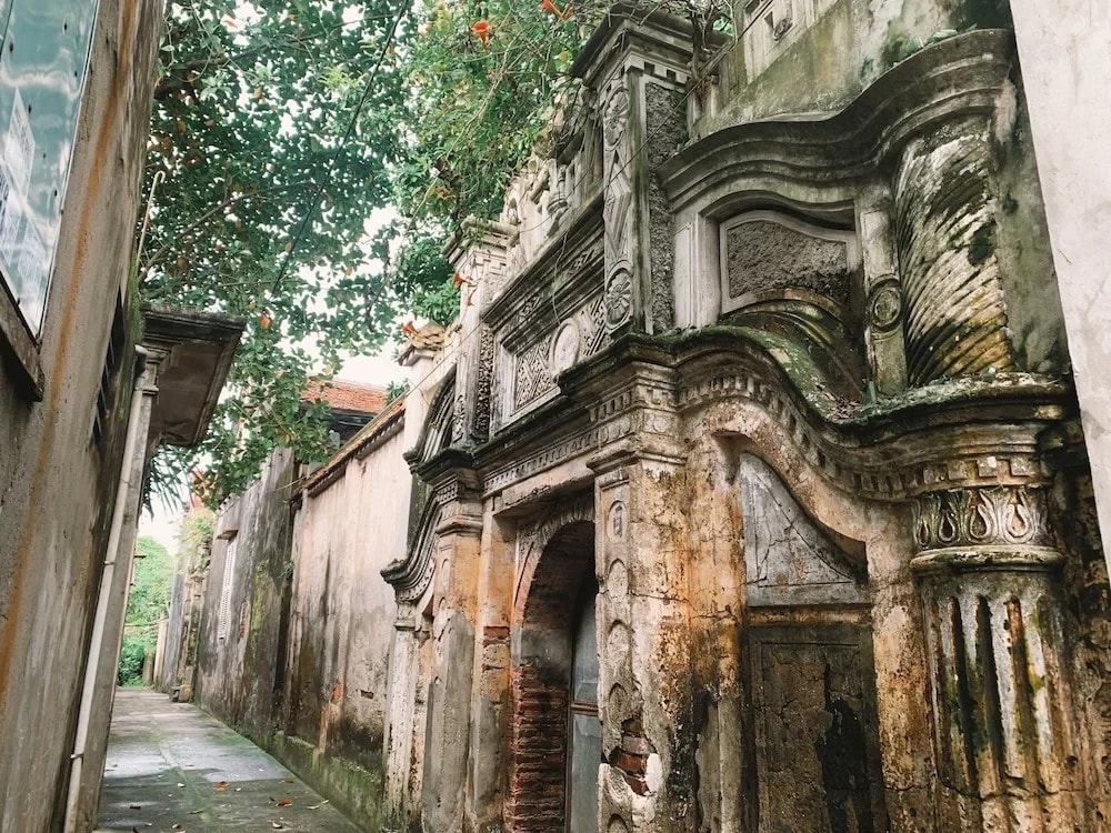 Dãy nhà cổ san sát nhau với những bức tường bong tróc nhưng vẫn giữ được nét hoa văn, hoạ tiết độc đáo (Nguồn- Sưu tầm)