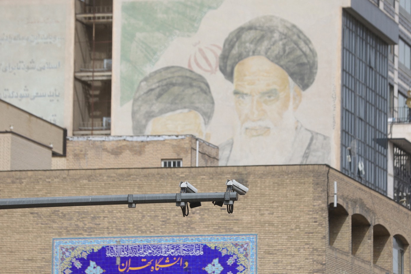 Theo Reuters, có thời điểm Iran lắp đặt camera tại các địa điểm công cộng để nhận dạng và xử phạt phụ nữ không đeo mạng che mặt. Ảnh: WANA. iran-5.jpg