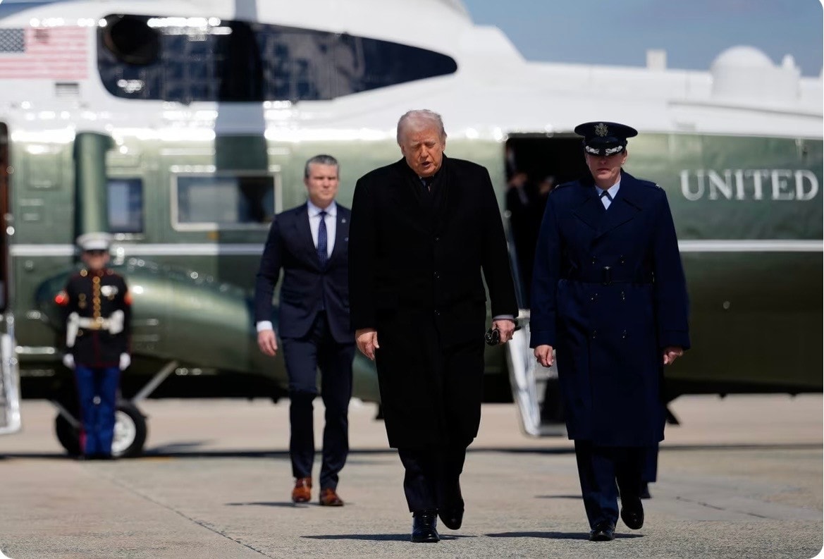 Tổng thống Mỹ Donald Trump cùng Bộ trưởng Chiến tranh và Chủ tịch Hội đồng Tham mưu trưởng liên quân Mỹ. Ảnh: CNN img-0437.jpg