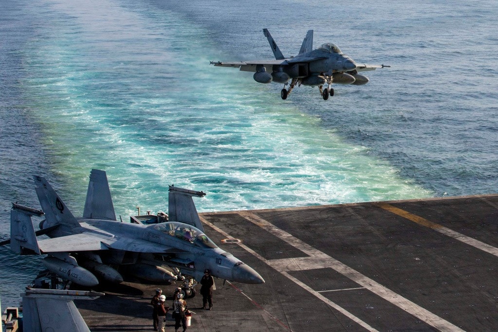 Hình ảnh do Bộ Tư lệnh Trung ương Mỹ cung cấp cho thấy một chiếc F/A-18E Super Hornet đang chuẩn bị hạ cánh xuống tàu sân bay USS Abraham Lincoln sau nhiệm vụ ngày 28/2. ap26060573427109.jpg