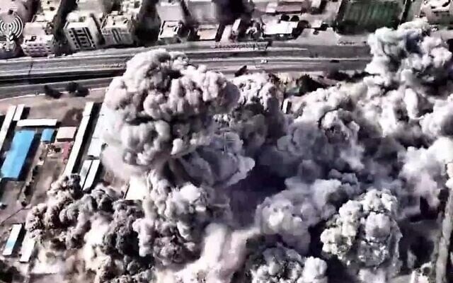 Hình ảnh một trụ sở của chính quyền Iran bị tấn công. (Ảnh: Times of Israel) vlcsnap-2026-03-01-17h02m59s168-1.jpg