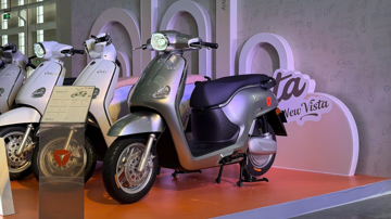 Xe máy điện chạy 180 km/lần sạc vừa ra mắt: Thiết kế retro, công nghệ ngập tràn, giá từ 27 triệu