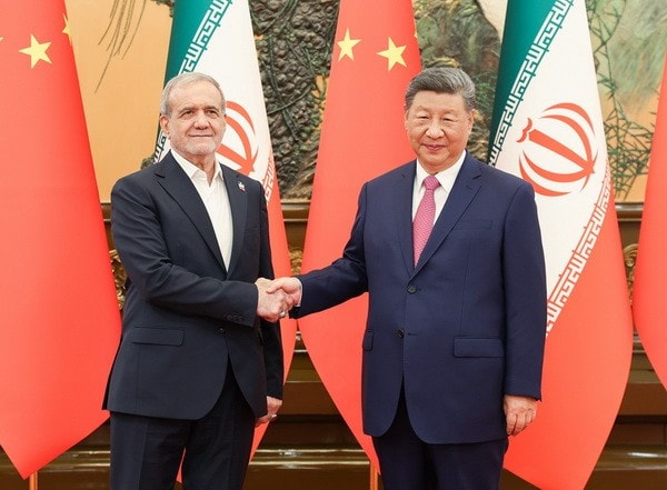 Chủ tịch Trung Quốc Tập Cận Bình gặp Tổng thống Iran Masoud Pezeshkian tại Đại lễ đường Nhân dân ở Bắc Kinh, ngày 2/9/2025. Ông Pezeshkian có chuyến thăm Trung Quốc để tham dự Hội nghị thượng đỉnh Tổ chức Hợp tác Thượng Hải 2025 và lễ kỷ niệm 80 năm chiến thắng phát xít. Ảnh: Bộ Ngoại giao Trung Quốc. tq.jpg