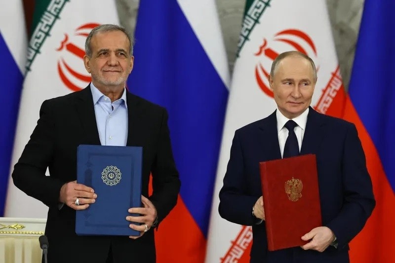 Tổng thống Nga Vladimir Putin và Tổng thống Iran Masoud Pezeshkian ký hiệp ước đối tác chiến lược trong một buổi lễ sau cuộc hội đàm tại Điện Kremlin, ngày 17/1/2025. Ảnh: Evgenia Novozhenina/Foreign Policy. nga.jpg