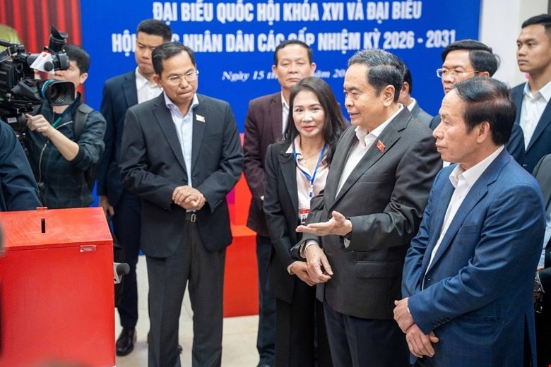 Chủ tịch Quốc hội Trần Thanh Mẫn kiểm tra công tác chuẩn bị bầu cử tại Thành phố Hải Phòng. 23bc10.jpg