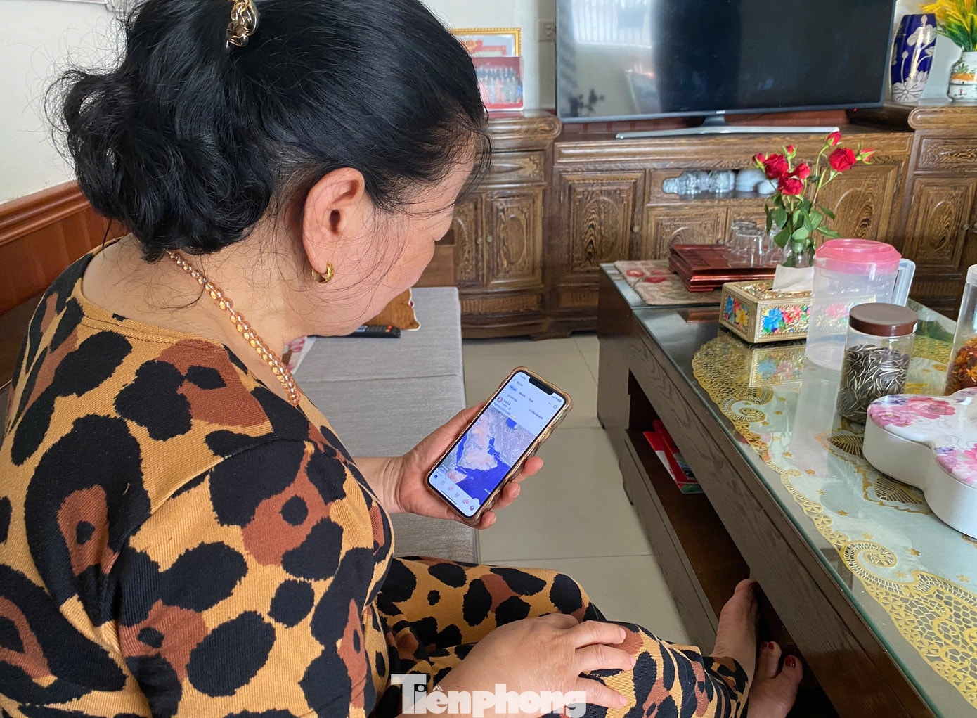 Hàng ngày, bà Vân đều cầm điện thoại để xem thông tin và chờ những cuộc gọi về từ con gái đang làm việc tại Dubai. tp-1.jpg