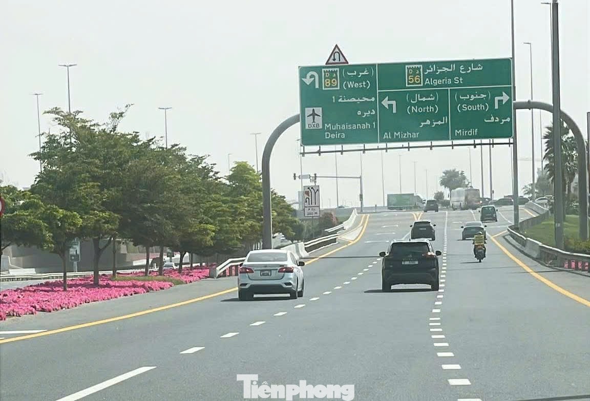 Đường phố ghi nhận tại Dubai ngày 2/3, xe cộ đã đi lại bình thường, nhiều người dân ra đường di chuyển để đi làm. Ảnh nhân vật cung cấp. tp-4.jpg