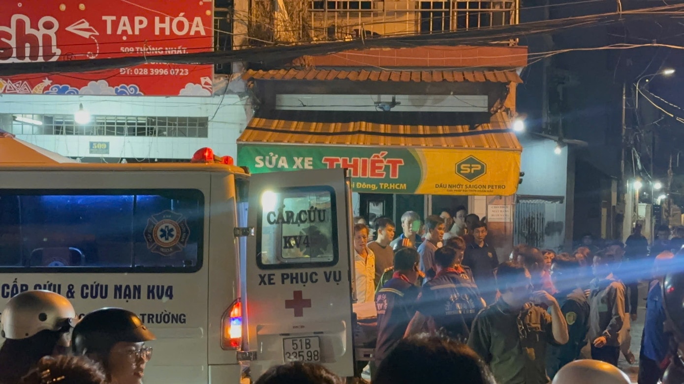 Đông người dân hiếu kỳ đến hiện trường. img-8154.jpg