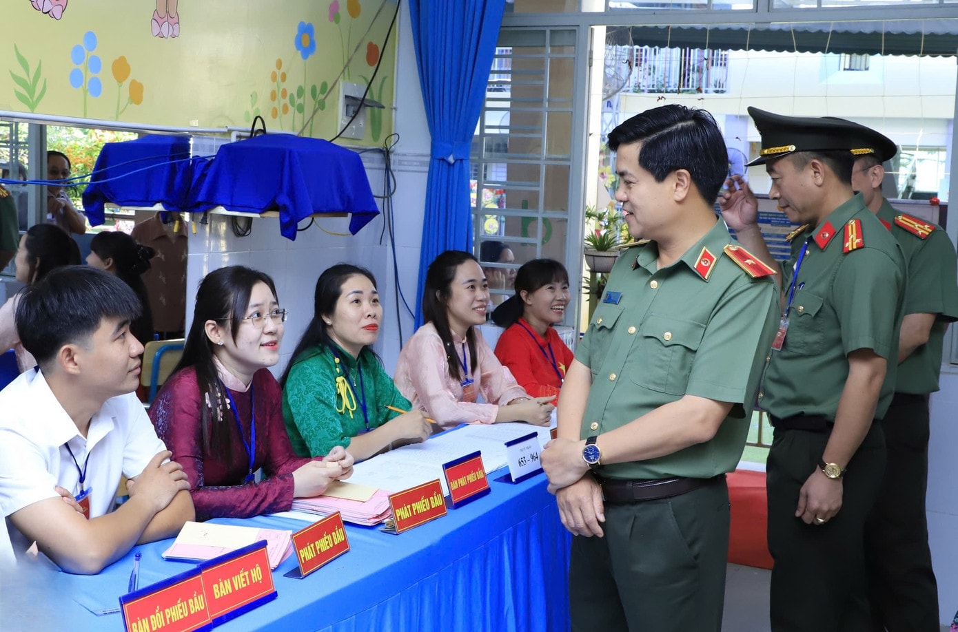 Ông Nguyễn Đức Hải, Giám đốc Công an tỉnh Đồng Nai kiểm tra công tác bầu cử trên địa bàn. z7637108143502-b9ba8e74d93dacf2cf453b38c1efba82.jpg